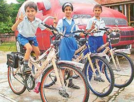 Winners of Maruti Wagon R. Painting Contest pose with their bicycles at Tribune Model School
