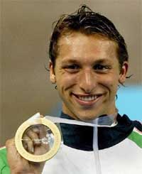 Australias Ian Thorpe shows his gold medal after winning the mens 400 metre freestyle final