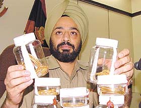 DCP of South-West District, Tajendra Luthra, exhibiting the jewellery which was recovered from an inter-state gang in the Capital
