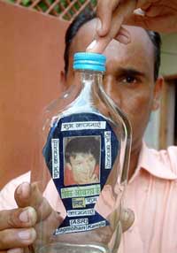 Kite lover and Limca Book record holder Jagmohan Kanojia wishes luck to injured film star Vivek Oberoi through a kite