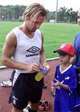 Chelseas football player Boudewijn Zenden signs an autograph for a fan
