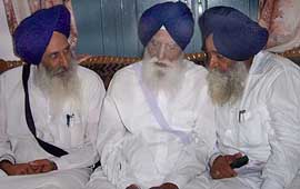Mr Gurcharan Singh Tohra shares a point with Mr Alwinderpal Singh Pakhoke