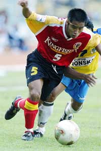 East Bengal's Syhlo Malsawm struggles for the ball with Heri Purnomo of Indonesia's Petrokimia Putra club 