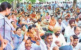 Employees of polytechnics and ITIs, Punjab, hold a rally in support of their demands at Takniki Sikhiya Bhavan