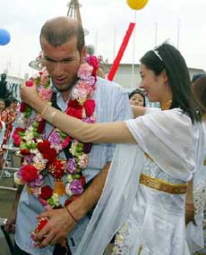 Real Madrid's French international Zinedine Zidane receives a garland