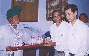 The Haryana Chief Minister, Mr Om Prakash Chautala, receiving a memento from Panipat Bar Association president Ramesh Sharma and secretary Ramesh Malik