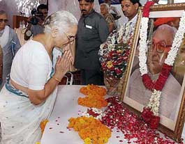 Suman Krishan Kant, widow of former Vice-President of India Krishan Kant, pays homage in front of her late husband's photograph