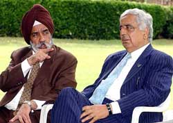 Jammu and Kashmir Chief Minister Mufti Mohammed Sayeed sits with Indian Bank Association chairman Dalbir Singh 