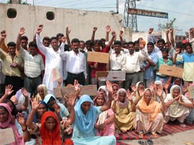 Residents of Vishwakarma Colony stage a dharna outside Tajpur road police post in 