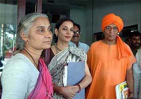 Narmada Bachao Andolan leader Medha Patkar along with actress and MP Shabana Azmi and social worker Swami Agnivesh await their meeting with Madhya Pradesh Chief Minister Digvijay Singh