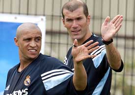 Real Madrids Roberto Carlos and Zinedine Zidane wave to the fans 