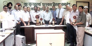 Company officials with representatives of pipeline stations that won housekeeping awards at the IOCs Pipeline Division office in Noida