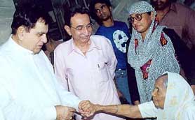 Thespian Dilip Kumar expresses his condolences to the wife of comedian Johnny Walker