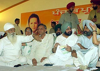 Punjab Congress Committee president H.S. Hanspal, Agriculture and Rural Development Minister Rajinder Kaur Bhattal, chairman of the political training department of the Congress Mani Shankar Aiyar, Chief Minister Amarinder Singh and Faridkot MP Jagmeet Singh Brar at a state-level convention on Panchayati Raj organised by the District Congress Committee, Ludhiana, on Sunday.