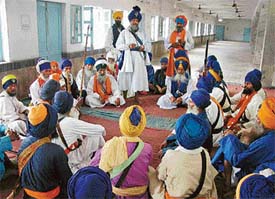 Kulbir Singh Khalsa addresses Nihangs during a meeting against drugs