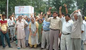Ms Asha Rani, wife of Lachman Dass, protests against the police 