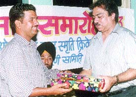 Om Nath Sood Cricket Tournament Committee chairman Sunil Khanna presenting a memento to cricket coach Madan Sharma 