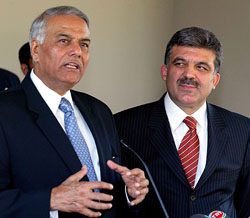 Turkish Foreign Minister Abdullah Gul and his Indian counterpart Yashwant Sinha address the media 