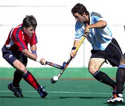 Argentinas Lucas Camereri dribbles past Chiles Alfredo Gantz 