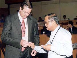 Infosys chairman N. R. Narayana Murthy talks to Stanford University's Vice Provost John Bravman
