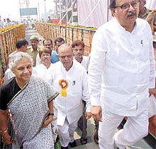 Delhi Chief Minister Sheila Dikshit with Dr A.K. Walia and MLA Mangat Ram Singhal at the inauguration of two pedestrian subways at Azadpur Subzi Mandi in the