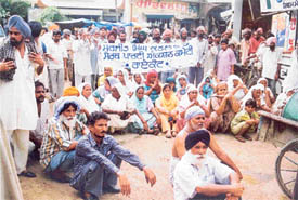 Dalits demonstrate at Raikot on Saturday