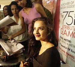 Fans gather around glamour icon Rekha after she unveiled the cover of Elle's 75th issue 