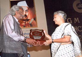 Chief Minister Sheila Dikshit presenting the GM Modi Innovative Science and Technology Award to renowned radio astronomer Prof V Radhakrishnan in the Capital