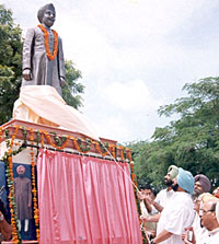 The Punjab Chief Minister, Capt Amarinder Singh, unveils the statue of former minister Gurdarshan Singh at Nabha on Monday