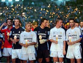 Real Madrid players Raul Gonzalez, Jose Maria Guti, Cesar Sanchez, Roberto Carlos and David Beckham attend a ceremony at the end of an exhibition match against Thailand