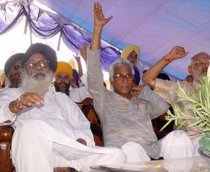 Mr Parkash Singh Badal looks on as Defence Minister George Fernandes raises his hand at the SAD rally