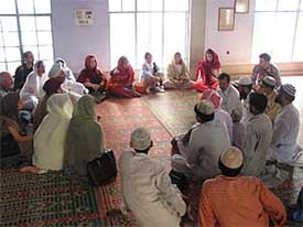 Students interact with members of the Muslim community as part of their programme at Jama Masjid