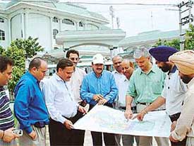 The Additional Chief Administrator, PUDA, SAS Nagar, Mr Yashvir Mahajan, discusses site plan with a team of foreign investors from Malaysia and Singapore