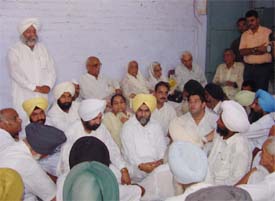 DCC president Harmohinder Singh addresses the party workers at the local Congress office before taking out Kranti Jyoti march