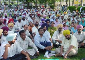 A rally organised by the Joint Action Committee of government employees at Mini Secretariat in Ludhiana