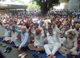 Members of the Punjab Agricultural Employees Union hold a dharna at PAU against the Punjab Government