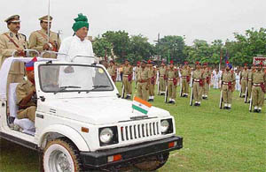 Haryana Chief Minister Om Prakash Chautala inspects the guard of honour