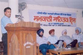 Dr Yog Raj reads his paper during Samkalin Sahitek Drish organised at Punjabi Bhavan