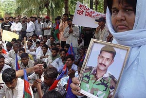 Lok Janshakti Party activists protest the alleged misbehaviour by policemen with the brother of martyr Major Yogesh Gupta 