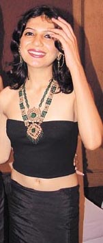 A model displays the jewellery of designer Anuradha Chhabra during Zak Jewels 2003