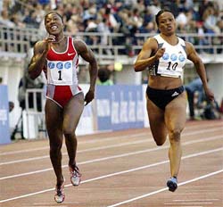 Chryste Gaines of the US wins the womens 200m race ahead of Jamaicas Beverly McDonald 