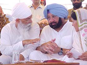 PPCC chief H.S. Hanspal shares a point with former Gurdaspur MP Sukhbans Kaur Bhinder as Punjab Chief Minister Amarinder Singh looks on