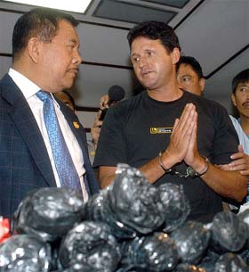 Brazilian paraglider Marco Archer Cardoso Moreira talks to Indonesian National Narcotics Agency director General Togar