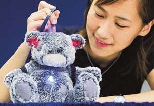 Katherine Mo, a second-year student from the Department of Physics at the Hong Kong University of Science & Technology (HKUST), demonstrates