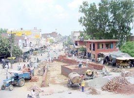 Preparations on for the installation of a statue of Beant Singh at Doraha