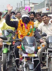 Magician Shankar rides on the congested streets of Ludhiana 