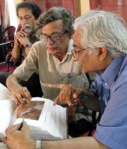 Eminent historian Irfan Habib and lawyer Rajiv Dhavan address a Press conference on ASI report of Ayodhya excavation