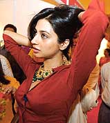 Pakistani model Iman Ali tries a gold necklace during a bride and groom exhibition in New Delhi 