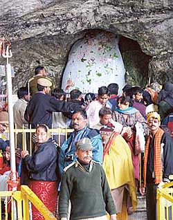 Yatris jostle to offer prayers at the Amarnath Cave