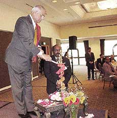 India's Minister for External Affairs Yashwant Sinha inaugurates the Bharatiya Vidya Bhavan in Sydney